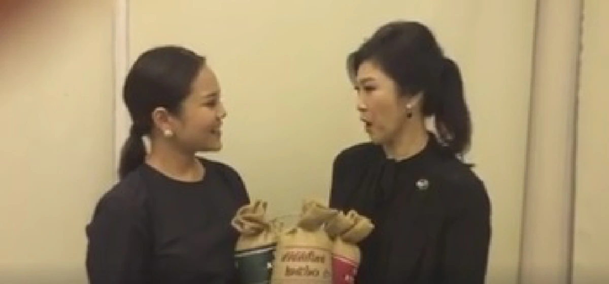 กระดี๊กระด๊าออกนอกหน้านอกตา!!!  "ขัตติยา" มอบของขวัญปีใหม่ให้ "ยิ่งลักษณ์" ...ถามกลับแฟนเพจ อิจฉาหรือเปล่า 