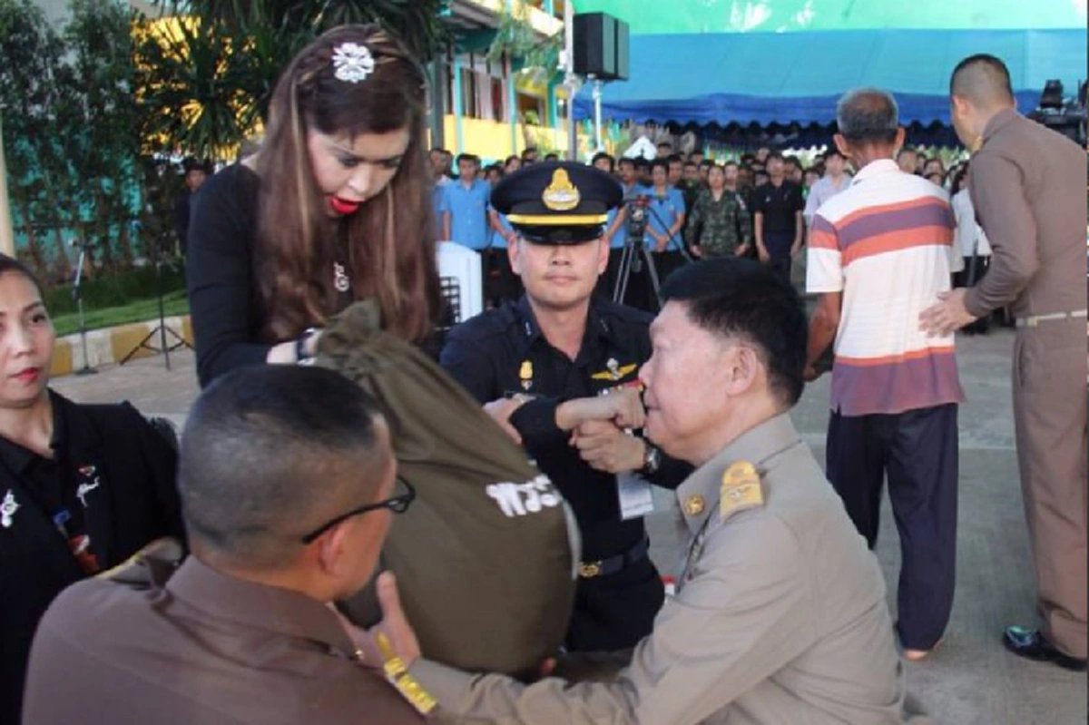 พสกนิกรน้ำตาซึม!!! ในหลวงรัชกาลที่10  โปรดเกล้า ฟ้าหญิงจุฬาภรณ พระราชทานถุงยังชีพ ทรงรับสั่งทำกันจนเช้า จะช่วยตลอดเวลา 