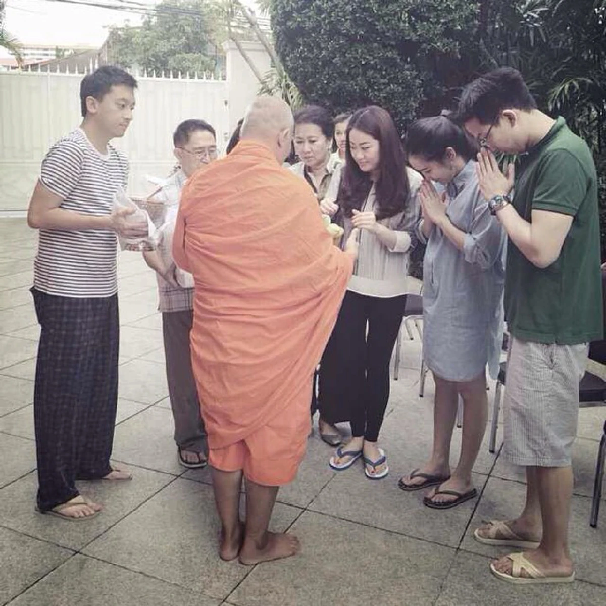 อายยันหมาวัด... โอ๊คโชว์ภูมิ พุทธศาสนาแต่ตอนใส่บาตร กลับไม่ถอดรองเท้า...หนำซ้ำเรื่องไม่จบแค่นี้ เพราะงานนี้อาการหนักทั้งบ้านพูดเลย(ชมภาพ)