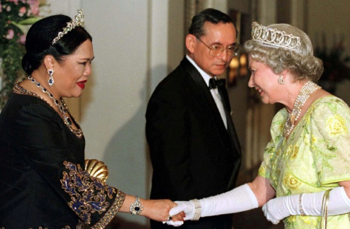 ควีนเอลิซาเบธ ทรงมีพระราชสาส์น "ส่วนพระองค์" ถึงสมเด็จพระราชินีนาถ ทรงแสดงความเสียพระราชหฤทัยอย่างยิ่ง (ภาพ+รายละเอียด)