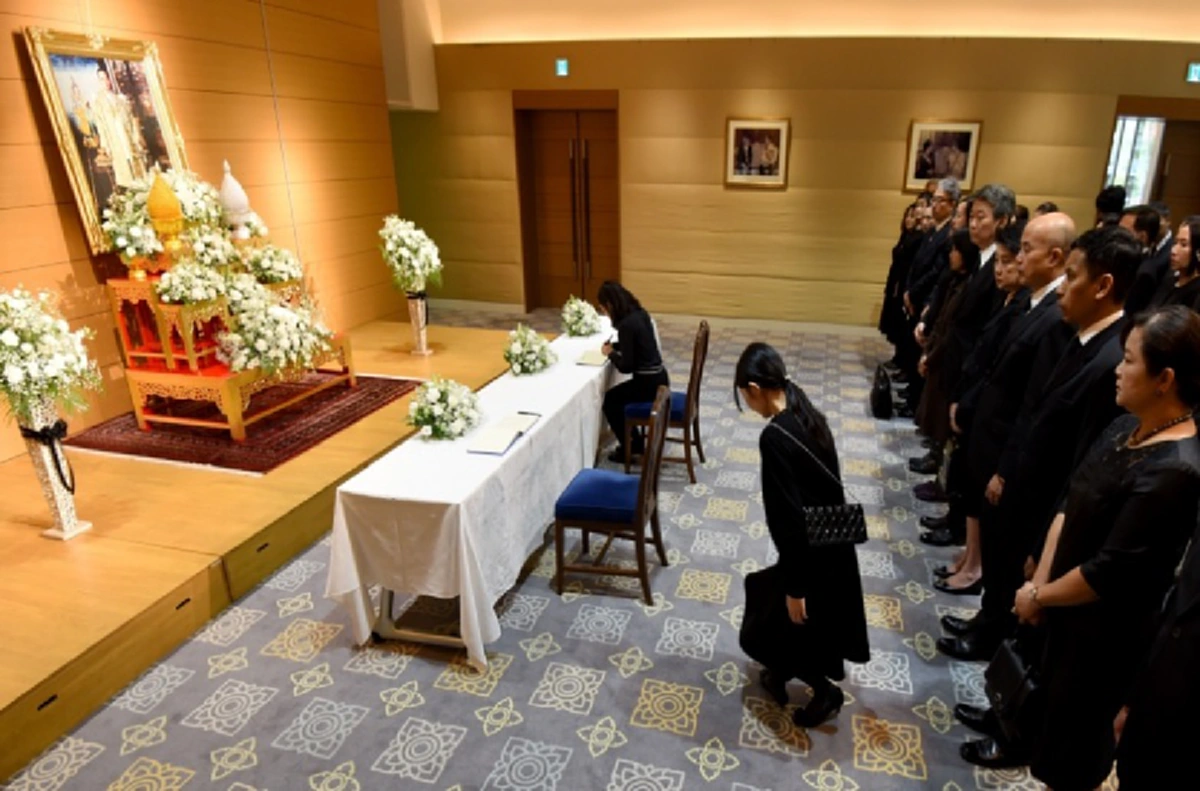 พสกนิกรชาวไทยในญี่ปุ่น ร่วมถวายราชสักการะและลงนามอาลัยพระบาทสมเด็จพระเจ้าอยู่หัวในพระบรมโกศ ณ สถานเอกอัครราชทูตในกรุงโตเกียว (รายละเอียด)