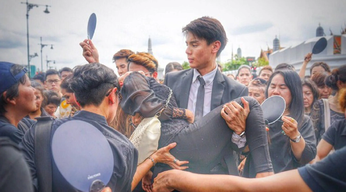 ชาวเน็ตแห่ชม "แบงค์ อาทิตย์" นักแสดงช่อง 7 หลังเข้าช่วยเหลือคนเป็นลมที่ท้องสนามหลวง งานนี้บอกเลยใจคุณหล่อมากๆ!!!