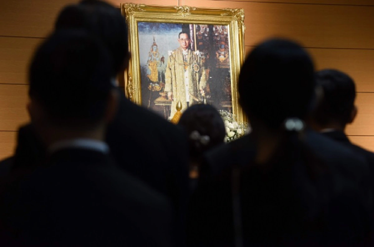 พสกนิกรชาวไทยในญี่ปุ่น ร่วมถวายราชสักการะและลงนามอาลัยพระบาทสมเด็จพระเจ้าอยู่หัวในพระบรมโกศ ณ สถานเอกอัครราชทูตในกรุงโตเกียว (รายละเอียด)