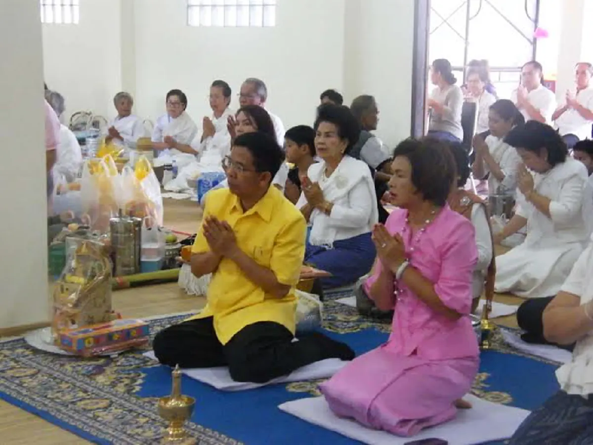ผู้ว่าฯมุกดาหาร นำประชาชนไทย-ลาว ร่วมทำบุญตักบาตร เทศกาลเข้าพรรษา ถวายเป็นพุทธบูชา (มีภาพ)