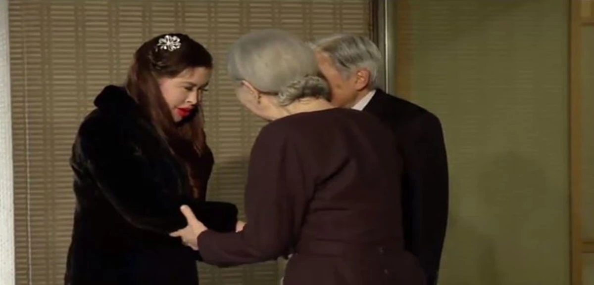 ภาพแห่งความรัก !!! ประทับใจมิรู้ลืม สมเด็จพระจักรพรรดินีญี่ปุ่น ทรงประคอง ฟ้าหญิงจุฬาภรณ์  ...สัมพันธ์อันแน่นแฟ้น ทั้งยามสุขและยามเศร้า 