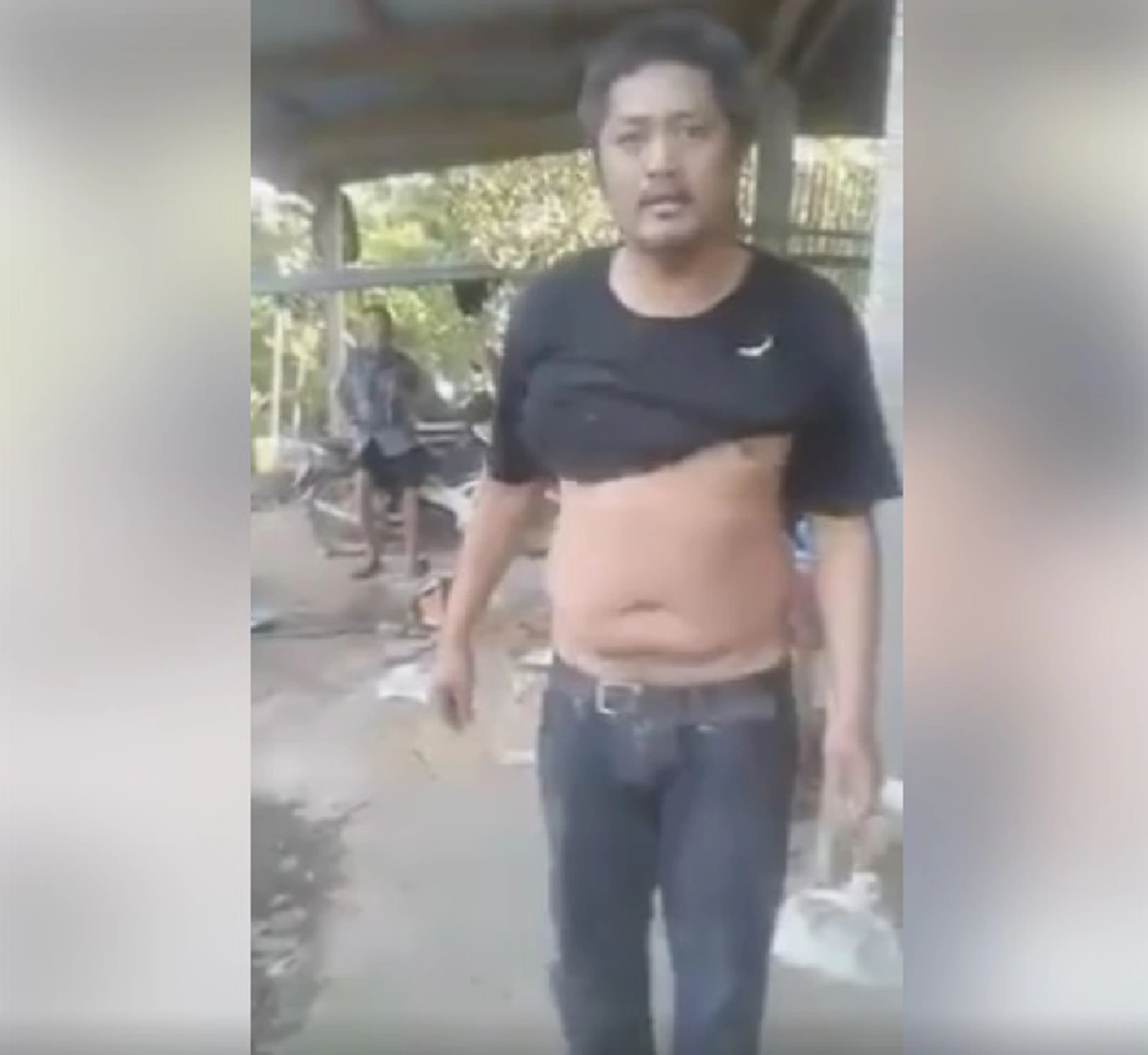 สาปแช่งหนัก!! ลูกชายทรพีเมาเหล้าผลักพ่อจนล้ม หลังขอเงินโดนปฏิเสธ เจอถ่ายคลิปแฉอาละวาดหนัก ชาวเน็ตกระหน่ำด่าไล่ลงนรก!?! (ชมคลิป)