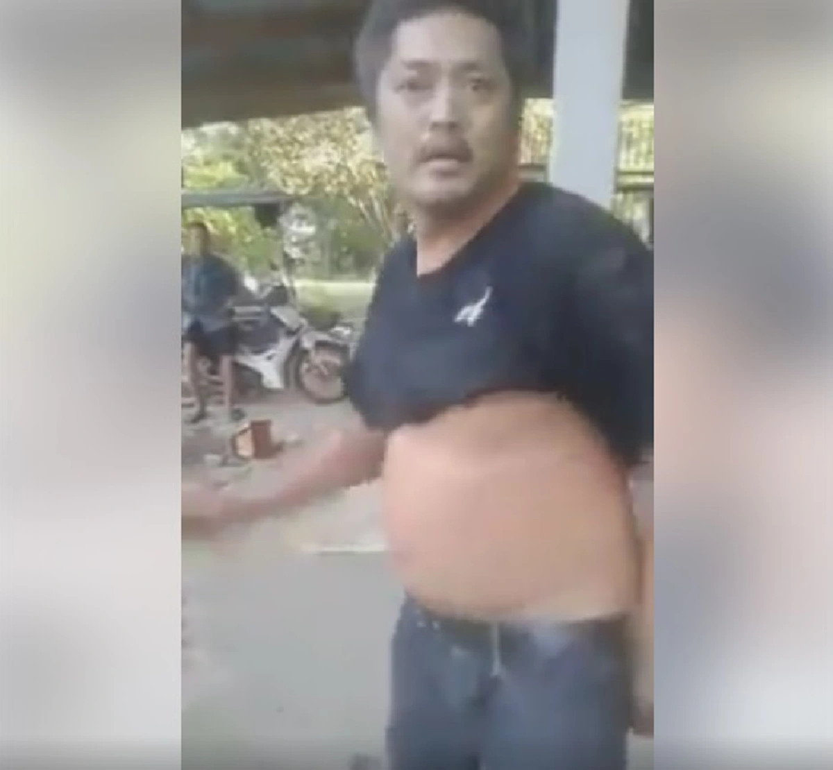 สาปแช่งหนัก!! ลูกชายทรพีเมาเหล้าผลักพ่อจนล้ม หลังขอเงินโดนปฏิเสธ เจอถ่ายคลิปแฉอาละวาดหนัก ชาวเน็ตกระหน่ำด่าไล่ลงนรก!?! (ชมคลิป)