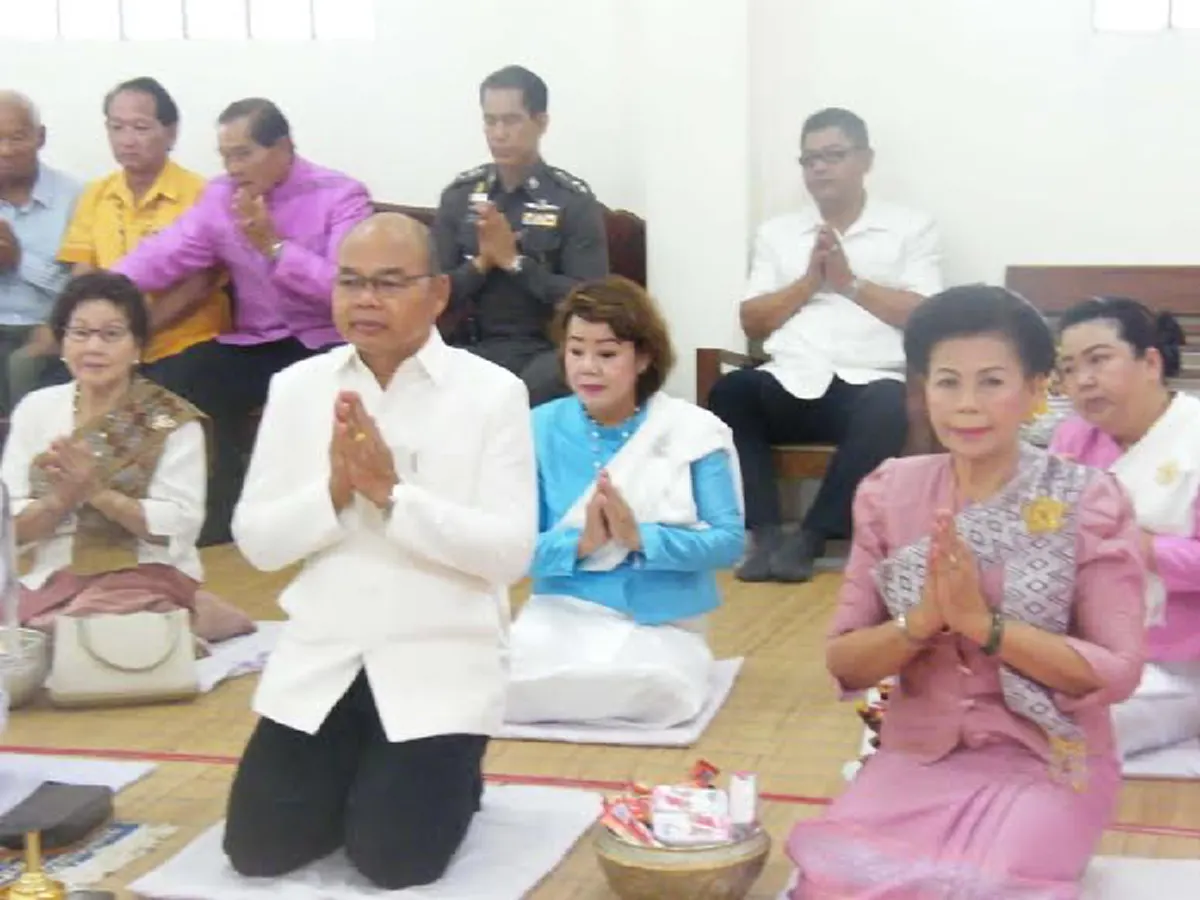 ผู้ว่าฯมุกดาหาร นำประชาชนไทย-ลาว ร่วมทำบุญตักบาตร เทศกาลเข้าพรรษา ถวายเป็นพุทธบูชา (มีภาพ)