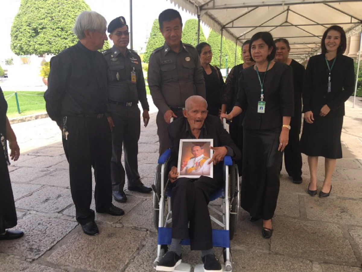 สุขเแฝงความเศร้า!! "ลุงเอี่ยม" ขอทานเงินล้านใจบุญ ดีใจมีโอกาสเข้ากราบพระบรมศพ หลังทุกข์ใจหนักทราบข่าวสวรรคตของพ่อหลวง