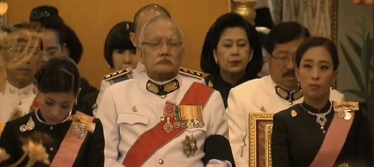สมเด็จพระเจ้าอยู่หัว ทรงบำเพ็ญพระราชกุศลสตมวาร (100 วัน) ถวายพระบรมศพพระบาทสมเด็จพระปรมินทรมหาภูมิพลอดุลยเดช