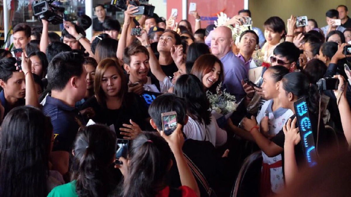 ฮอตสนามบินเกือบแตก!! เจมส์ จิรายุ ควง เบลล่า ราณี บินเปิดตัวละครปดิวรัดา แฟนคลับเขมรทำเซอร์ไพรส์รอรับแน่น เจ้าตัวถึงงงหนักไม่เชื่อสายตา