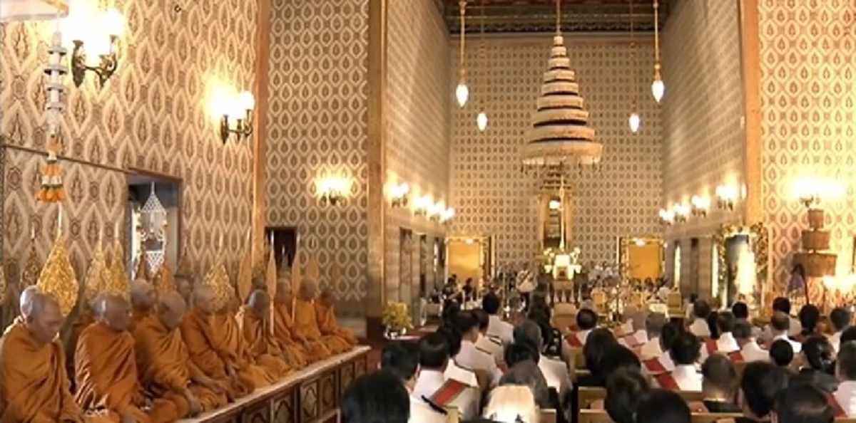 สมเด็จพระเจ้าอยู่หัว ทรงบำเพ็ญพระราชกุศลสตมวาร (100 วัน) ถวายพระบรมศพพระบาทสมเด็จพระปรมินทรมหาภูมิพลอดุลยเดช