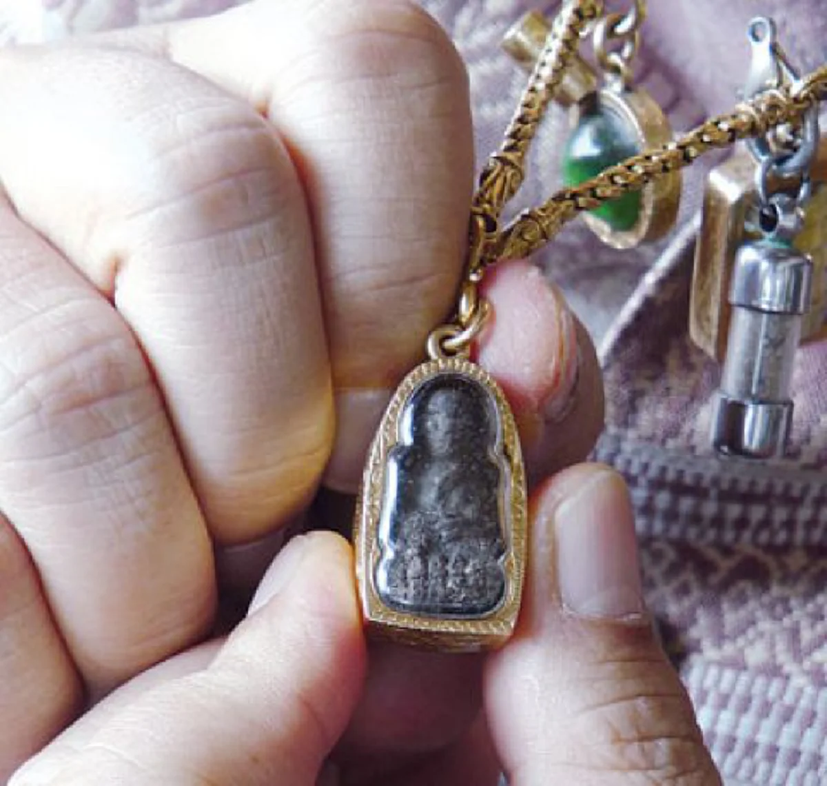 เปิดบทสวด!! วิธีอัญเชิญก่อนเอา "พระคล้องคอ" ห้อยอย่างไรให้เกิดปาฏิหาริย์?? 