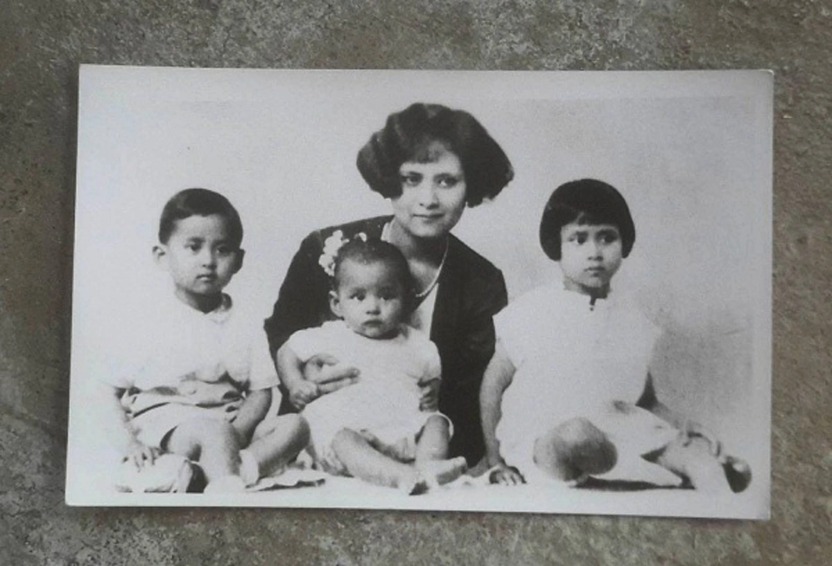 "อันที่จริงเธอก็ชื่อภูมิพล...ที่แปลว่ากำลังของแผ่นดิน...แม่อยากให้เธออยู่กับดิน"!! เรายังจำกันได้ไหม...รับสั่งของ "สมเด็จย่า" ถึง "ในหลวงรัชกาลที่ ๙" ที่คนไทยได้ยินเมื่อใดก็ตื้นตัน!!