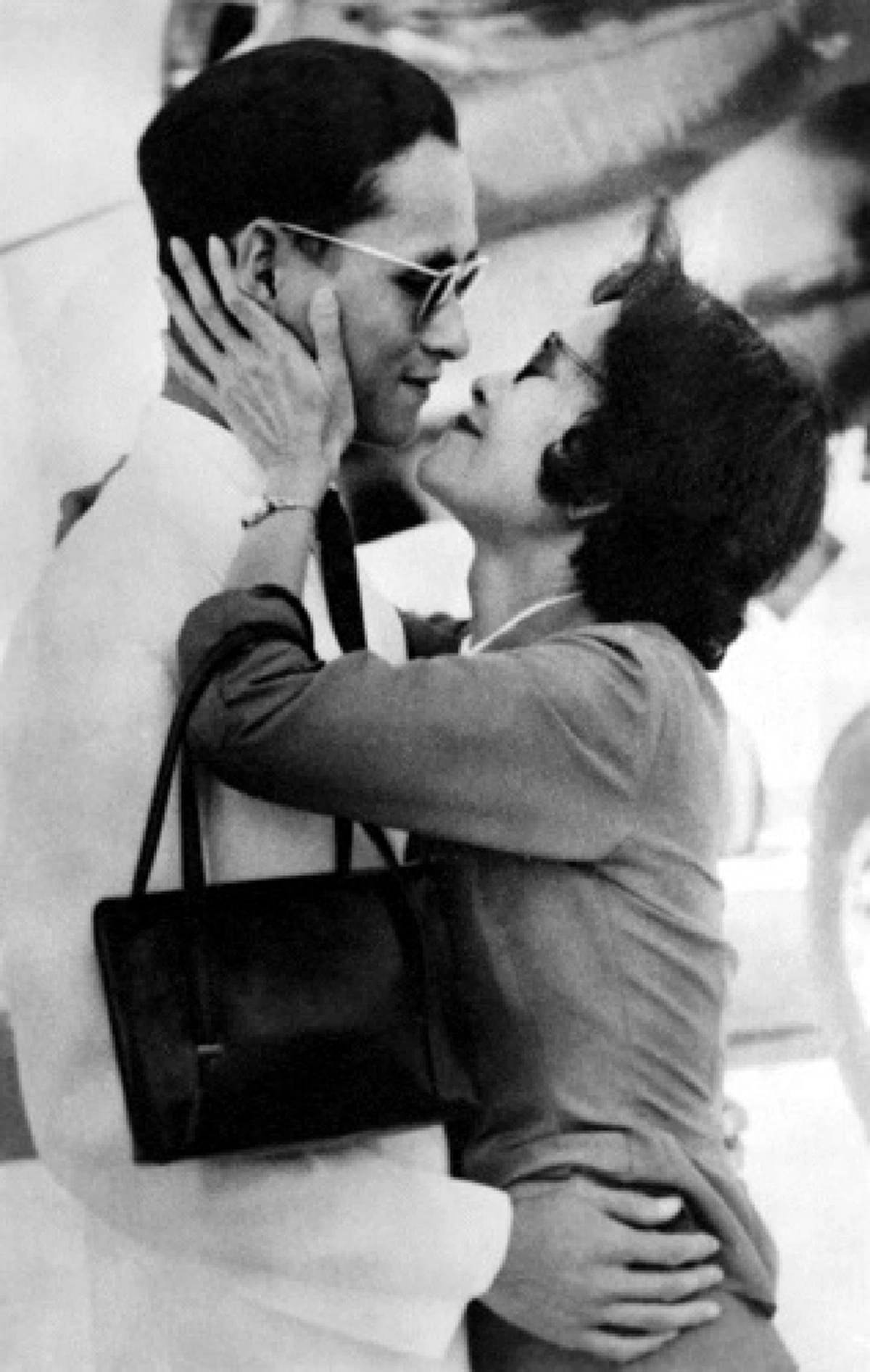 "อันที่จริงเธอก็ชื่อภูมิพล...ที่แปลว่ากำลังของแผ่นดิน...แม่อยากให้เธออยู่กับดิน"!! เรายังจำกันได้ไหม...รับสั่งของ "สมเด็จย่า" ถึง "ในหลวงรัชกาลที่ ๙" ที่คนไทยได้ยินเมื่อใดก็ตื้นตัน!!