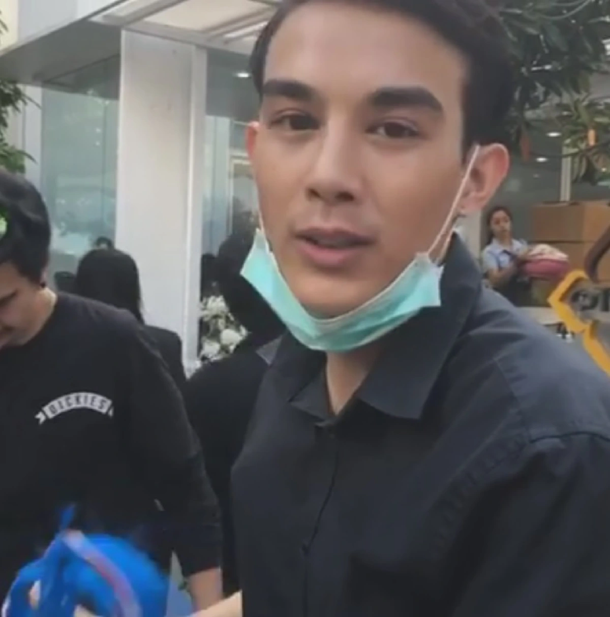 "ขวัญ อุษามณี-กบ ปภัสรา" นำทีมดาราเป็นจิตอาสาร่วมบรรจุห่อถุงข้าวพอเพียงที่ระลึกร่วมกับประชาชน ที่ทำเนียบรัฐบาล (มีคลิป)
