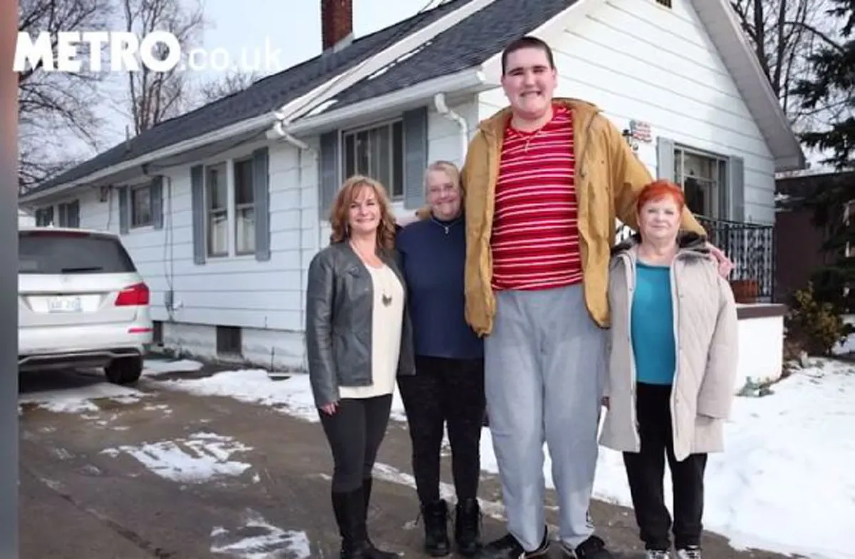 คนหรือยักษ์! วัยรุ่นมะกันวัยแค่ 19 ปี ทำสถิติสูงที่สุดในโลก 233 เซนติเมตร และยังมีแนวโน้มสูงได้อีกเรื่อยๆ (Thai/Eng)