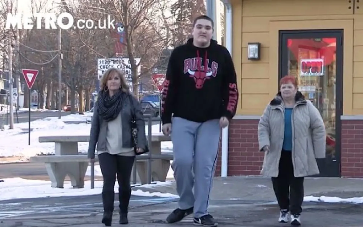 คนหรือยักษ์! วัยรุ่นมะกันวัยแค่ 19 ปี ทำสถิติสูงที่สุดในโลก 233 เซนติเมตร และยังมีแนวโน้มสูงได้อีกเรื่อยๆ (Thai/Eng)