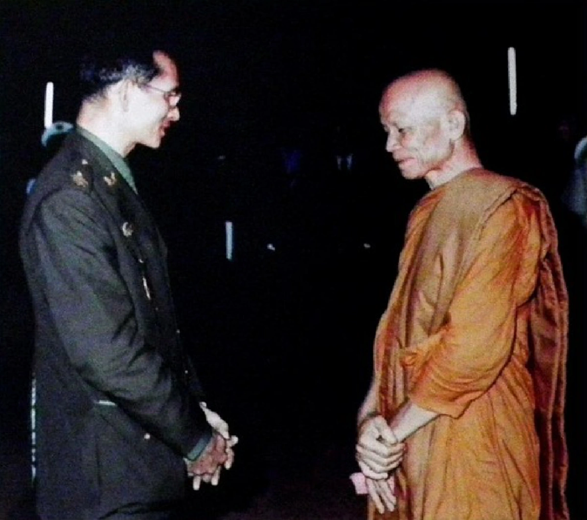 ชมภาพประวัติศาสตร์สุดคลาสสิก... เมื่อ "พระราชา" สนทนาธรรมกับ "พระอริยะ"!! ... อมตะแห่งธรรมะที่จะอยู่คู่โลกไปตลอดกาล!!