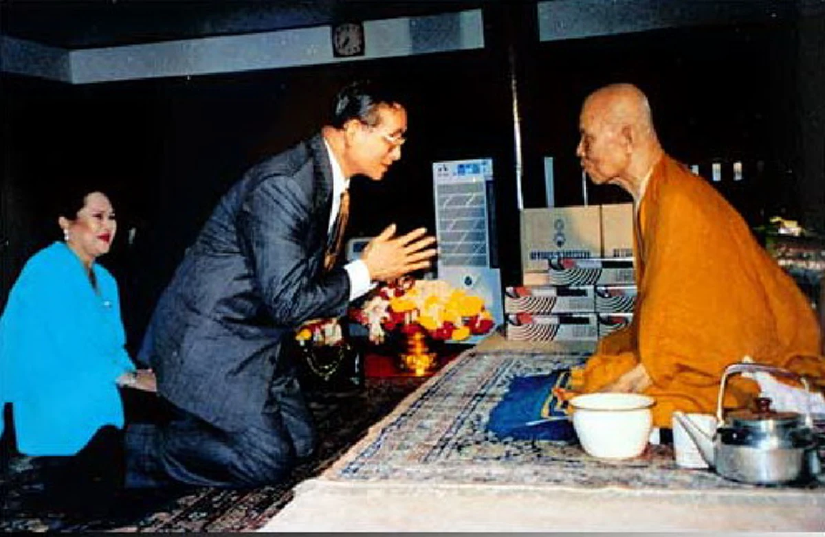 ชมภาพประวัติศาสตร์สุดคลาสสิก... เมื่อ "พระราชา" สนทนาธรรมกับ "พระอริยะ"!! ... อมตะแห่งธรรมะที่จะอยู่คู่โลกไปตลอดกาล!!