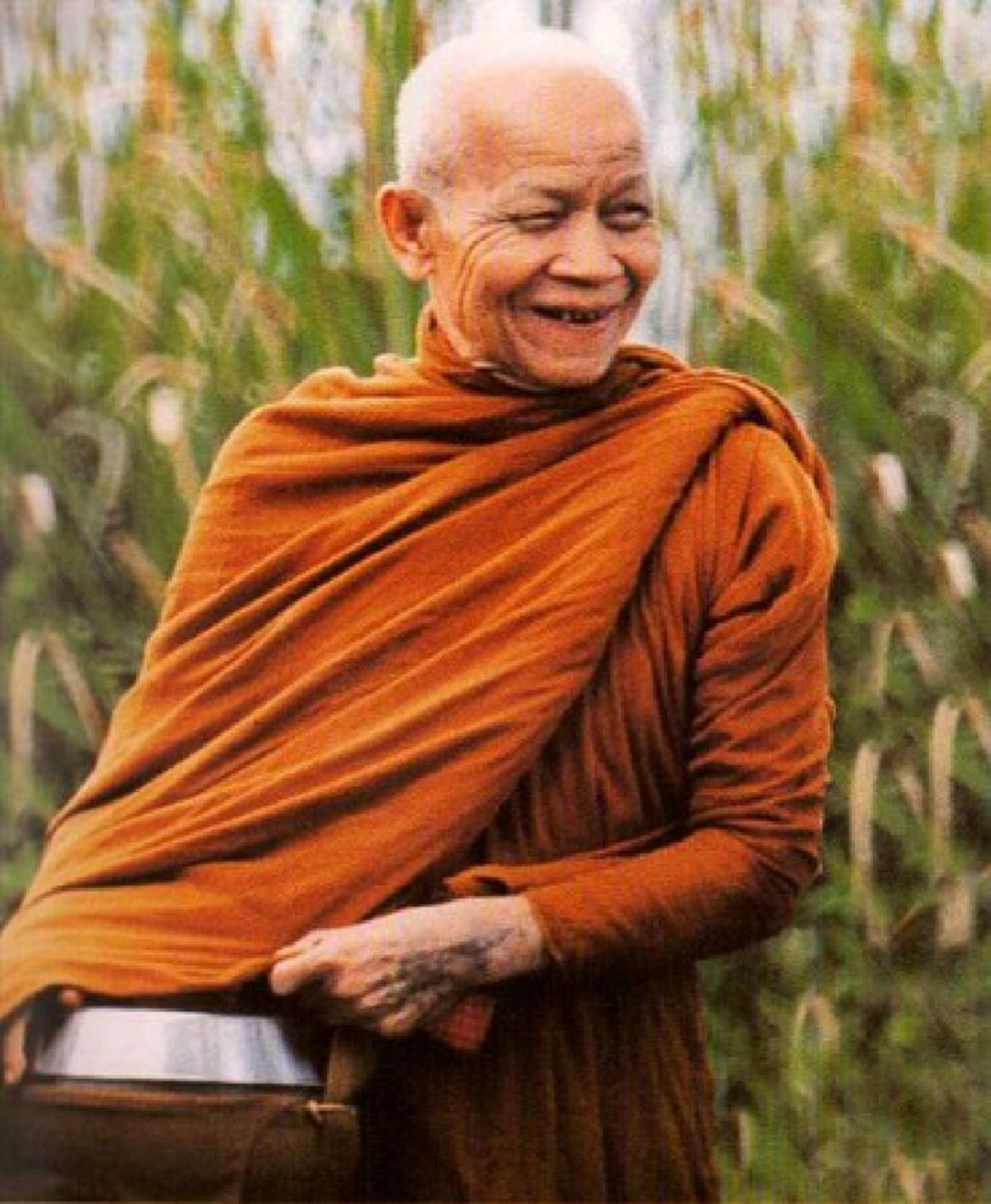 รูปประวัติศาสตร์ที่อาจทำให้คนเกือบทั้งประเทศเข้าใจผิด!! พระองค์ที่เดินนำหน้าสุดใช่ "หลวงปู่มั่น" หรือไม่? ... ช่วยกันดูหน่อย!!