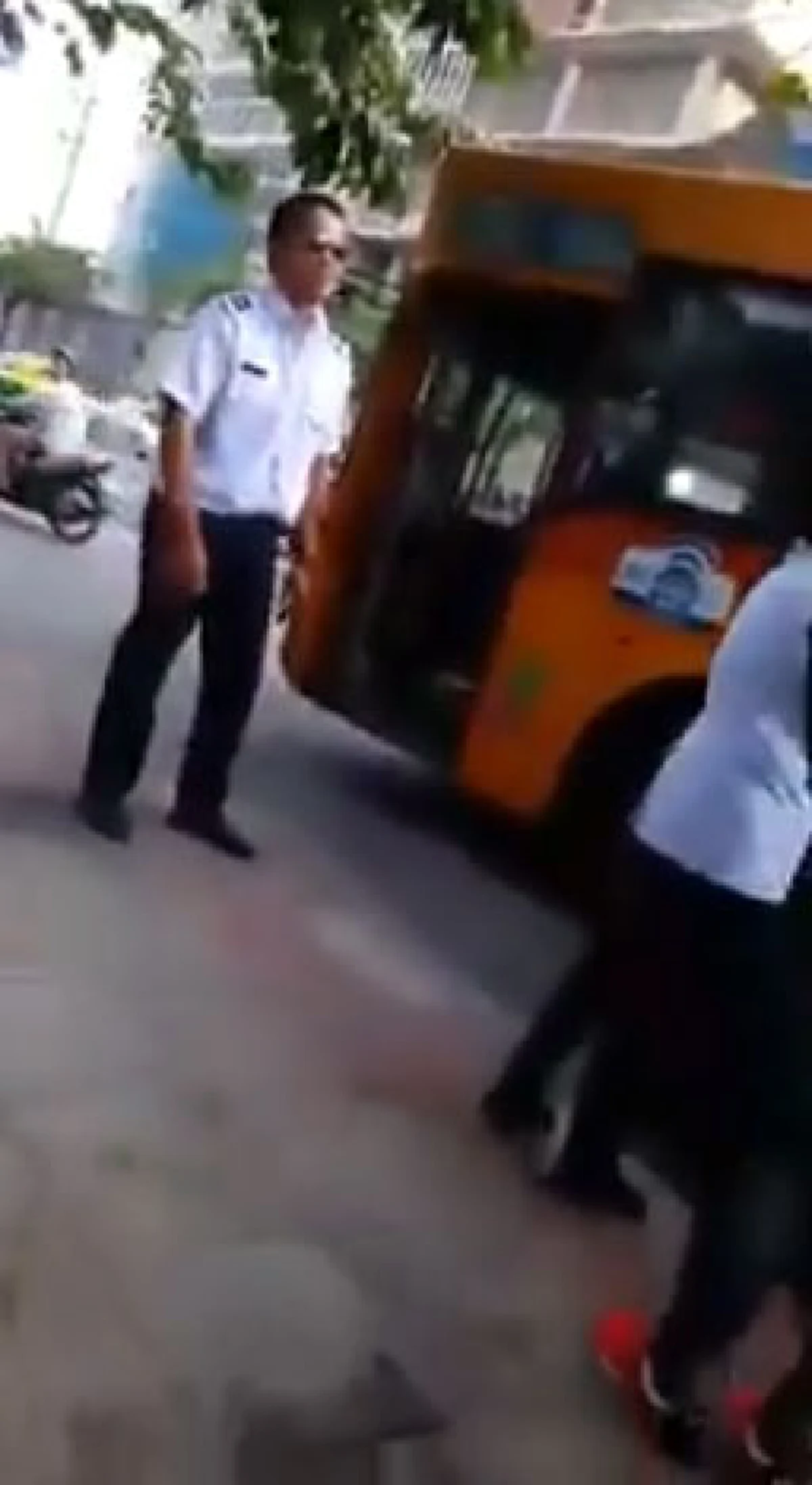 หวิดวางมวย !!! คลิปด่ากันเดือดรถประจำทางกับรถกระป๋อง เหตุขับปาดหน้ากัน สุดท้ายจบลงได้ด้วยคำว่า "ขอโทษ"