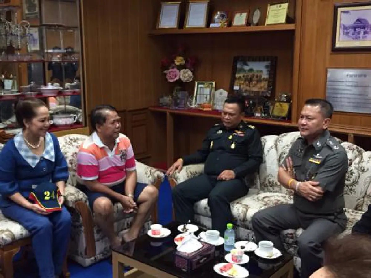 "ขวัญชัย" โผล่มอบตัวทำร้ายพธม.จนท.คุมส่งศาลอุดรฯ อ้างหนีกลัวไม่เป็นธรรม