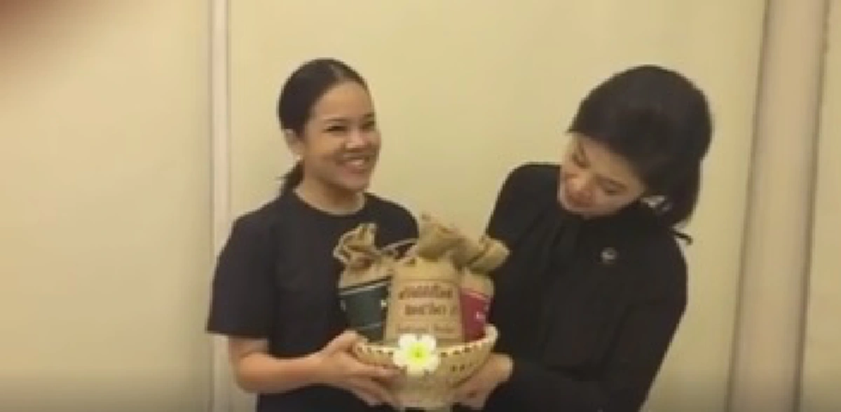 กระดี๊กระด๊าออกนอกหน้านอกตา!!!  "ขัตติยา" มอบของขวัญปีใหม่ให้ "ยิ่งลักษณ์" ...ถามกลับแฟนเพจ อิจฉาหรือเปล่า 