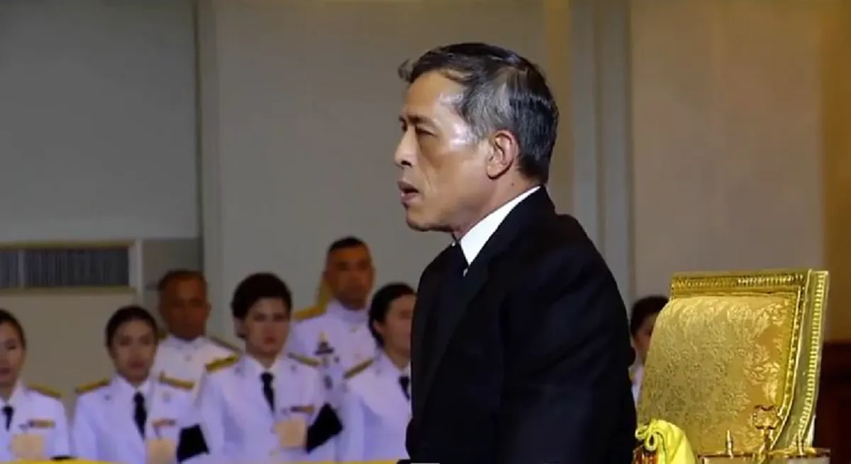 สมเด็จพระเจ้าอยู่หัว รัชกาลที่๑๐ เสด็จฯแทนในหลวง ร.๙ พระราชทานเครื่องหมายเชิดชูเกียรติและเงินช่วยเหลือแก่ครูอาวุโสประจำปี ๒๕๕๘#ขอทรงพระเจริญ