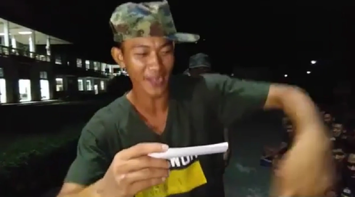 มุมแบบนี้ก็มีหรอ..!!?? เหล่าทหารรายงานเวรเวอร์ชั่นใหม่ ทำเอาชาวเน็ตถึงกับฮาว่านี่ "รายงานเวรหรือเวทีนางงาม" บอกเลยต้องดูให้จบมันพีคมาก!! (ชมคลิป)