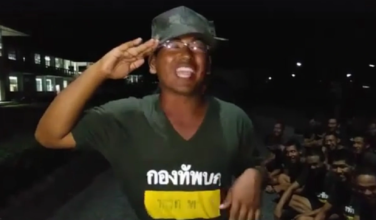มุมแบบนี้ก็มีหรอ..!!?? เหล่าทหารรายงานเวรเวอร์ชั่นใหม่ ทำเอาชาวเน็ตถึงกับฮาว่านี่ "รายงานเวรหรือเวทีนางงาม" บอกเลยต้องดูให้จบมันพีคมาก!! (ชมคลิป)