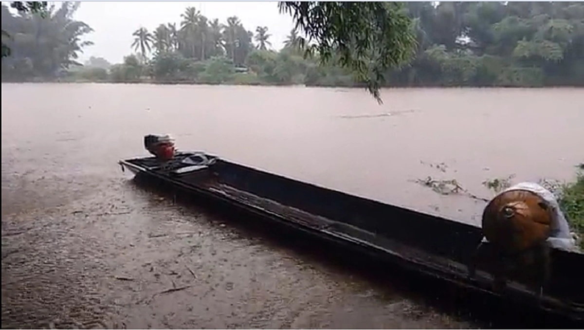 ด่วน !! เรือหางยาวล่มในแม่น้ำเมย  อ.แม่สอด สูญหาย 4 รอด 3 ราย จนท.เร่งค้นหา หวังพบผู้รอดชีวิต!! 