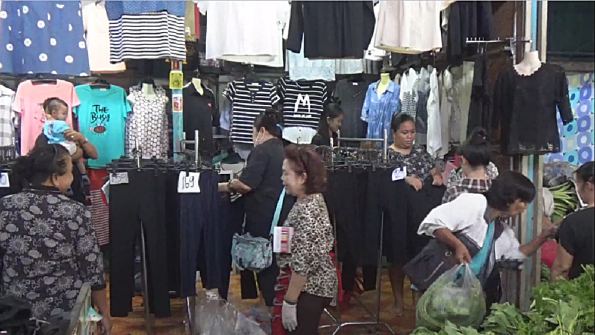 ปชช.พะเยาสุดเศร้า!! เร่งจัดซื้อเสื้อผ้าขาว-ดำ เพื่อไว้ทุกข์แสดงความอาลัยในหลวงแม่ค้าร่ำให้ วอนขอพระองค์คืน