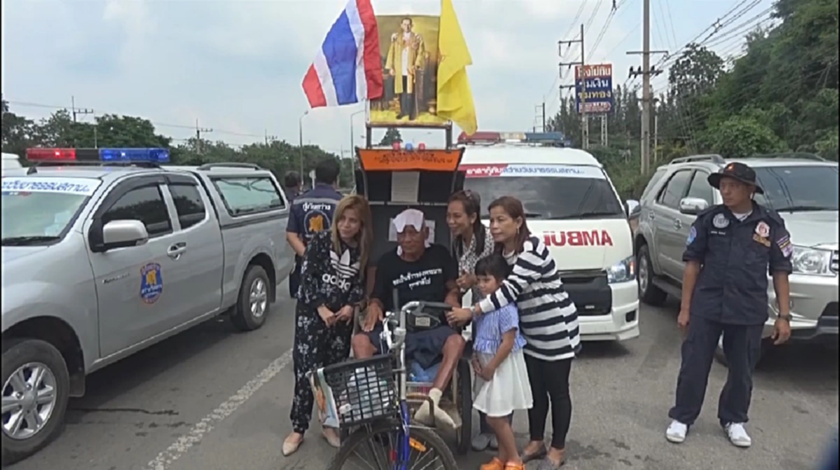 ชีวิตนี้ยอมพลี ถวายพ่อ! เฒ่าพิการวัย 84 จากบุรีรัมย์ โยกสามล้อพระราชทานเข้า กทม.เพื่อกราบพระบรมศพ