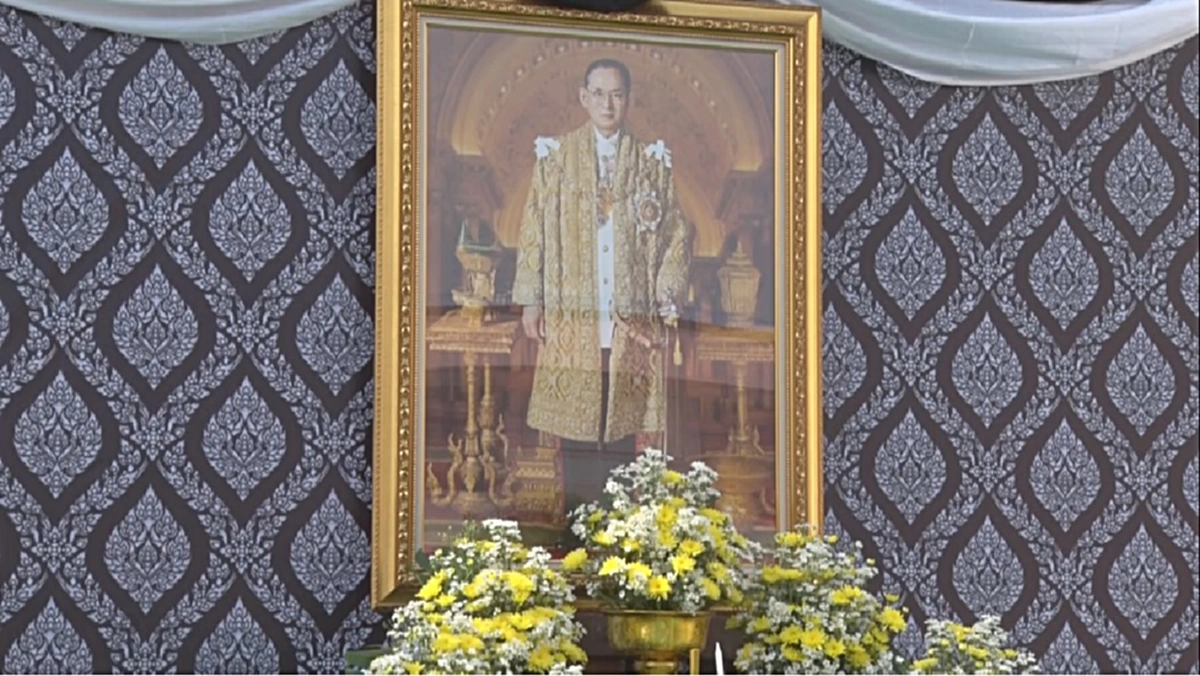 น้อมรำลึกในพระมหากรุณาธิคุณ  ร.ร.สตรีสิริเกศ ครู - นักเรียนกว่า3,000คน ร่วมถวายความอาลัย หลังเคยได้รับพระราชทานทรัพย์พัฒนาร.ร.