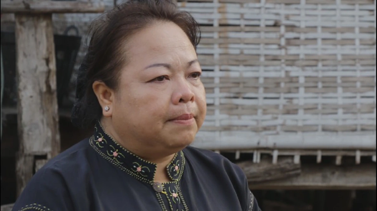 ไพเราะจับใจ!! แม่ครูหมอลำเมืองน้ำดำ ด้นกลอนสด ตามฮอยพ่อหลวง" ชาวโซเชียลแห่ชม  ( มีคลิป )
