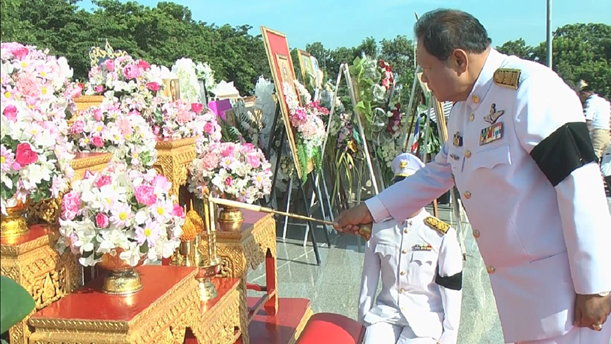 น้อมรำลึก!! พ่อเมืองนครปฐม นำเหล่าข้าราชการ-นร. ถวายราชสดุดี เสด็จพ่อร.5  เนื่องในวันปิยมหาราช