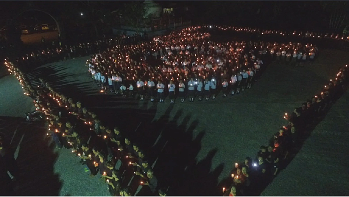 ด้วยใจภักดิ์!! เจ้าอาวาสวัดห้วยนาง นำครู-นร. 1,600 คน  ร่วมจุดเทียน- แปรอักษรเป็นรูปเลข ๙ ถวายอาลัยพ่อหลวง!!