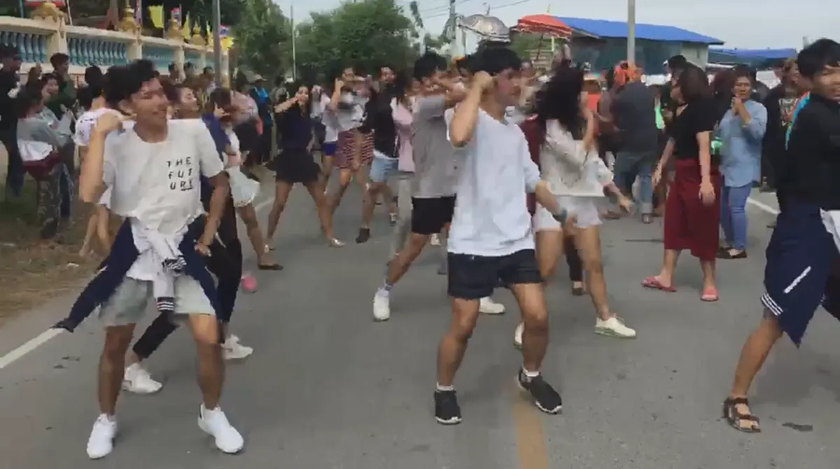 จัดหนัก จัดเต็ม!! แก๊งวัยรุ่นเต้นในขบวนแห่นาค "จ้างร้อย เต้นล้าน" ชาวเน็ตบอกมันส์ขนาดนี้ดูแล้วแทบลุกเต้นตาม!! (ชมคลิป)  