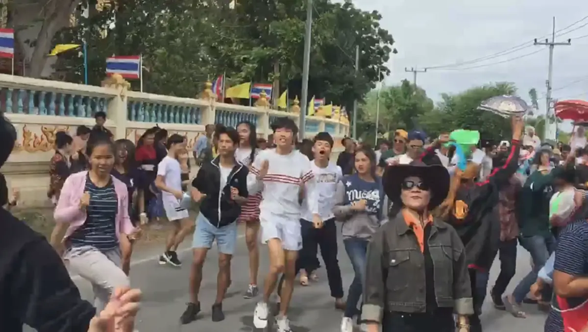 จัดหนัก จัดเต็ม!! แก๊งวัยรุ่นเต้นในขบวนแห่นาค "จ้างร้อย เต้นล้าน" ชาวเน็ตบอกมันส์ขนาดนี้ดูแล้วแทบลุกเต้นตาม!! (ชมคลิป)  