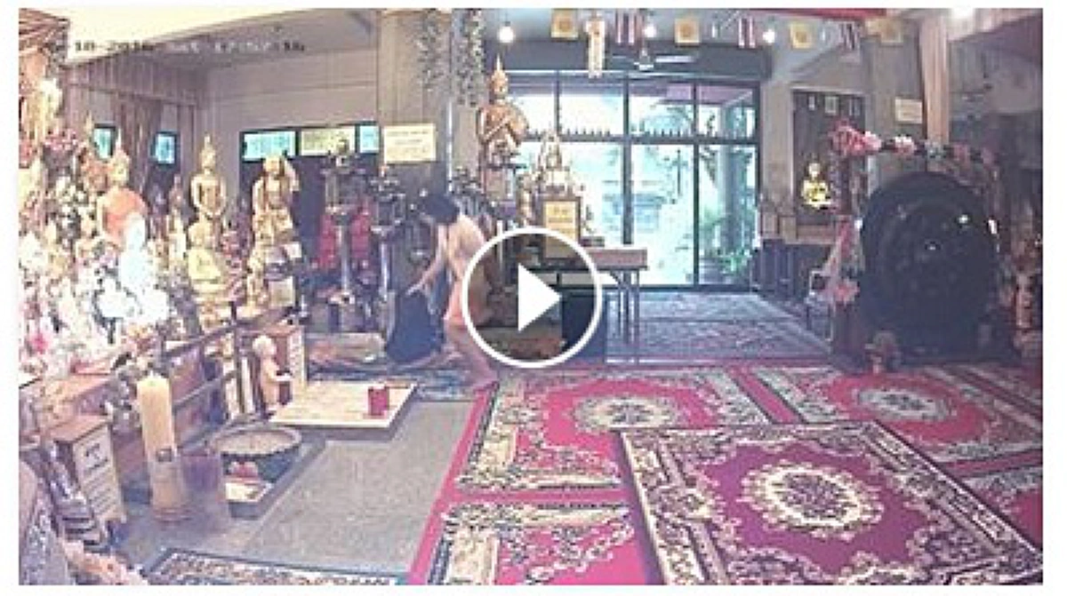 คาหนังคาเขา!! โซเชียลฯแห่แชร์คลิป หญิงสาวทำทีมาไหว้พระ-ทำบุญ ก่อนย่องฉกของในวัด เห็นกันจะๆ ชาวเน็ตรุมสาปแช่งยับ!!(มีคลิป) 