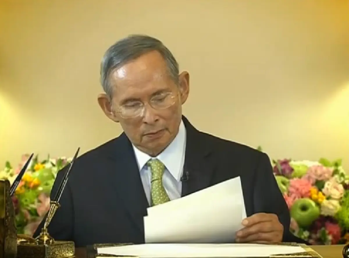 แค่ได้ยิน ก็น้ำตาไหล.. ย้อนชมคลิปสุดท้าย "ในหลวง ร.9" พระราชทานพรปีใหม่แก่พสกนิกรชาวไทย ที่บันทึกในใจตราบนิรันดร์!!  