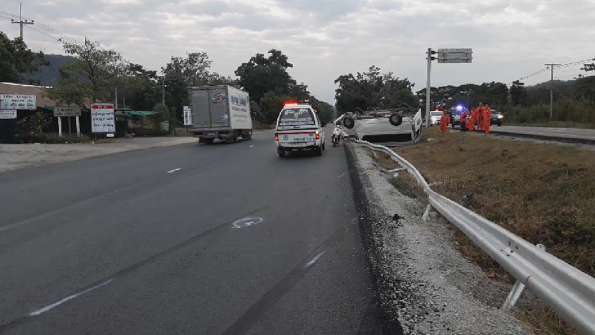 นาทีเป็นนาทีตาย!! ผดส.เหมารถตู้ไปปริญญา ขากลับ เสียหลักพลิกคว่ำลงข้างทาง 10ชีวิตคลานหนีตาย เหตุ คนขับวูบหลับใน!!