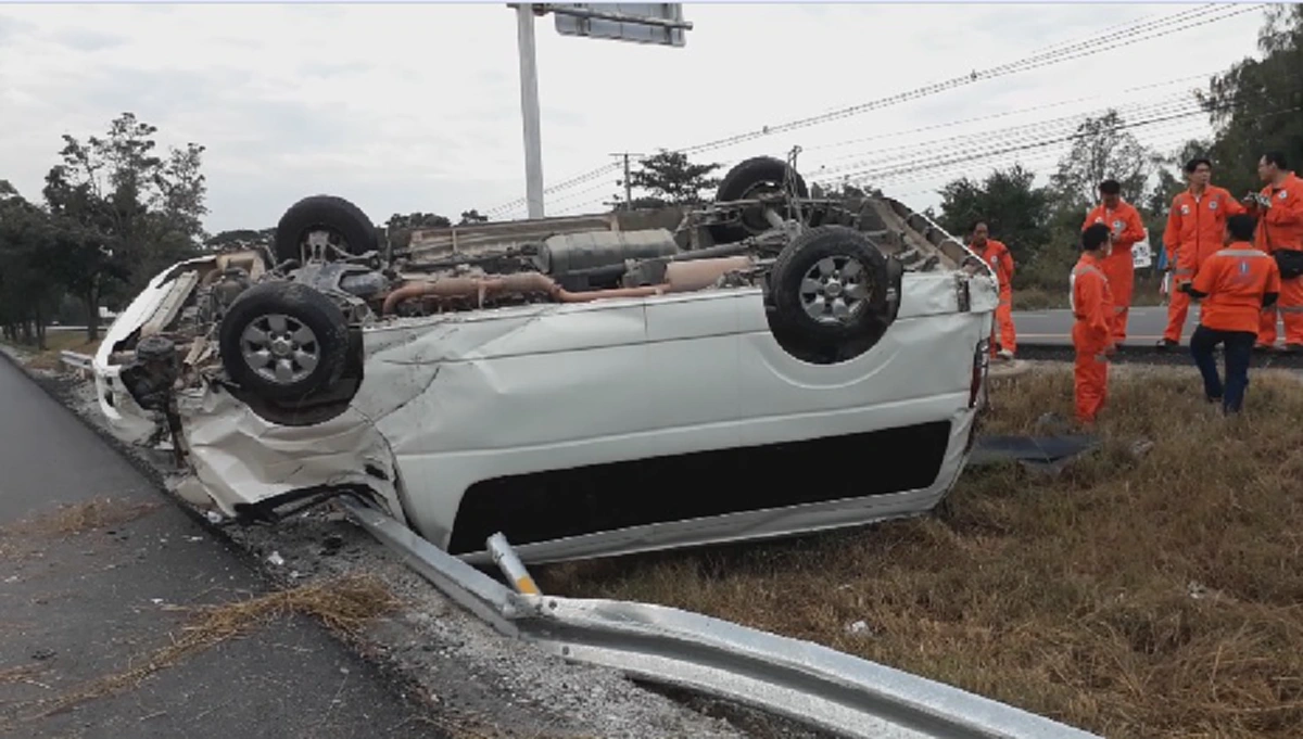 นาทีเป็นนาทีตาย!! ผดส.เหมารถตู้ไปปริญญา ขากลับ เสียหลักพลิกคว่ำลงข้างทาง 10ชีวิตคลานหนีตาย เหตุ คนขับวูบหลับใน!!