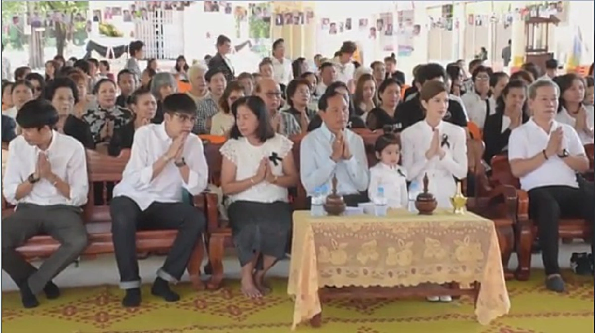 กลั้นน้ำตาไว้ไม่อยู่..แฟนคลับ ปอ ทฤษฎี อ่านกลอนสุดอาลัย ก่อนร่ำไห้กลางงานทำบุญครบ 1ปีของการจากไปของพระเอกภูธรคนดี 