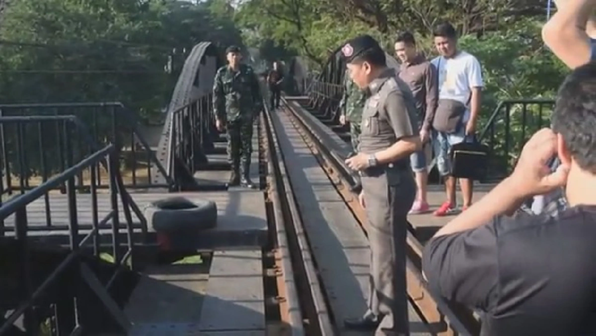 ระทึก ขวัญผวา!! พนง.ตรวจรางรถไฟ เจอกล่องปริศนาวางอยู่ ก่อนเปิดดู เจอเต็มตา รีบสั่งรถไฟหยุด-แจ้งตำรวจทันที!! 