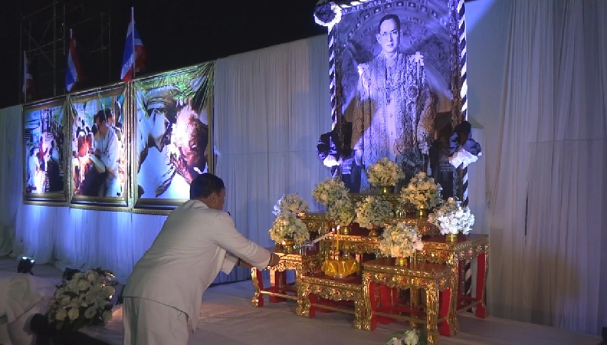 ด้วยใจภักดิ์!! ชาวเพชรบูรณ์  กว่า1พัน คน ร่วมถวายความอาลัย ในหลวงร.9 พร้อมแปรอักษรเป็นรูปแห่งประวัติศาสตร์ ถวายสศตมวาร 100 วัน 