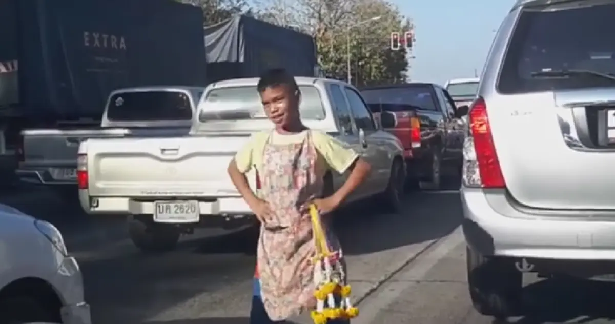 เป๊ะปัง อลังการ!! "เด็กขายพวงมาลัย" โชว์สกิลเต้น Cover กลางสี่แยก ทำรถจอดติดไฟแดงตาค้าง แห่แชร์คลิปมือระวิง!!(ชมคลิป)