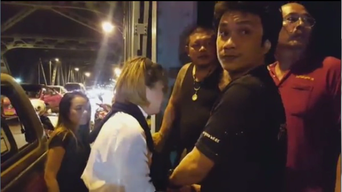 นาทีต่อนาที!! "สาวร้านทอง" เครียด-ระแวงแฟนตีจาก ตัดสินใจจะกระโดดสะพาน จนท.เกลี้ยกล่อมอยู่นาน ก่อนอุ้มตัวไปสงบอารมณ์!!