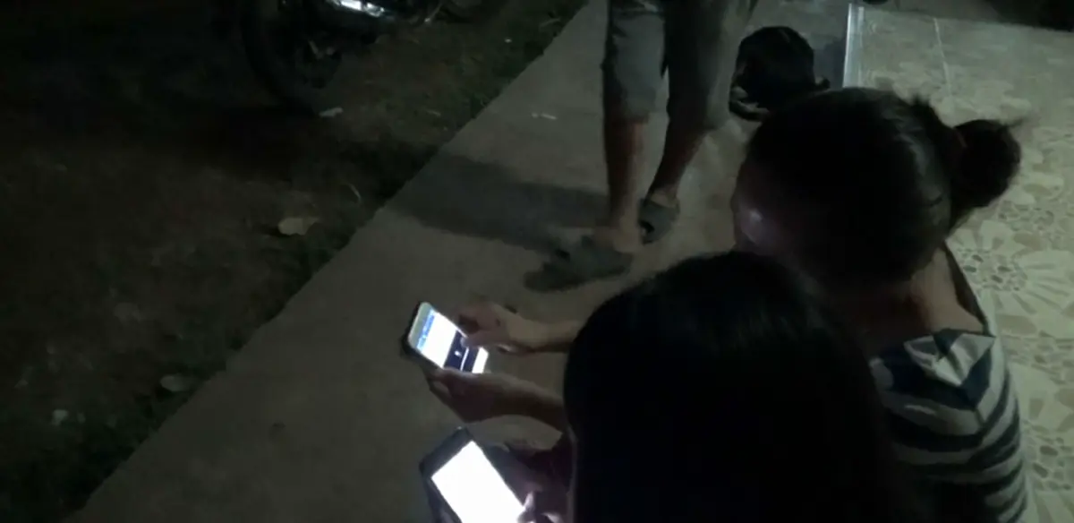 หลอนทั้งหมู่บ้าน!! แสงไฟแดงวาบโผล่กลางดึก ชาวบ้านเห็นเต็มตา สาวผมยาว มีเขี้ยวเชื่อเป็นกระสือ อาละวาดกินสัตว์ตายไปหลายตัว!!(มีคลิป)